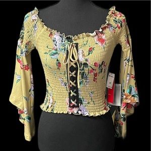 HOT KISS 💋 CREAM WITH PRINT FLOWERS 🌸 BLOUSE 👚 NWT